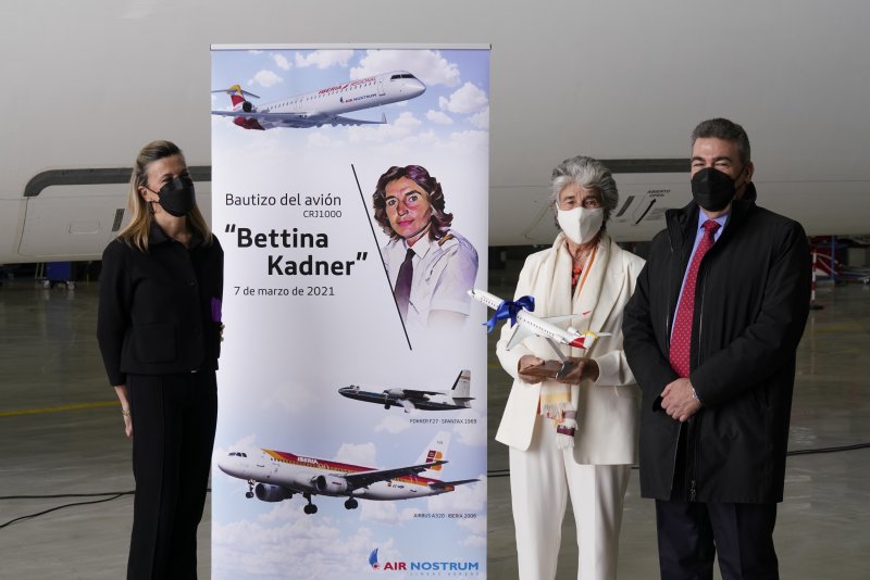 Bettina Kadner, la primera piloto comercial espaola, ya tiene un avin con su nombre