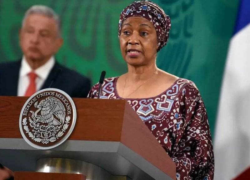 Phumzile Mlambo-Ngcuka, directora ejecutiva de ONU Mujeres, habla junto al presi