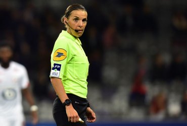Frappart, la primera mujer en arbitrar en Eliminatorias masculinas
