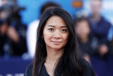 Chloé Zhao, la segunda cineasta en la historia en recibir el Oscar