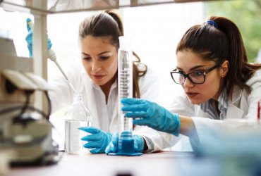 En España hay solo 1 mujer cada 10 científicos: ¿A qué se debe?