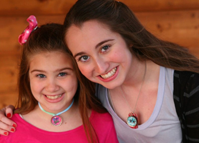 Maddie Bradshaw junto a su pequeña hermana Margot
