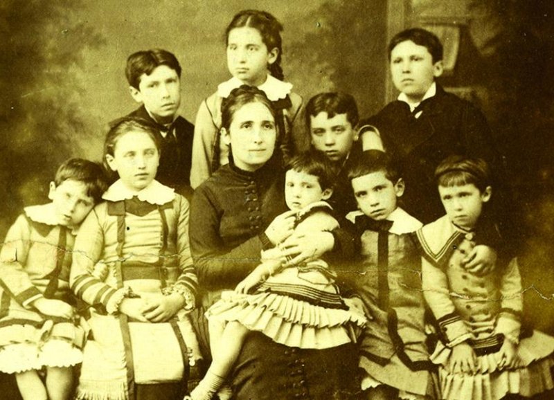 Rafaela Ybarra con sus hijos